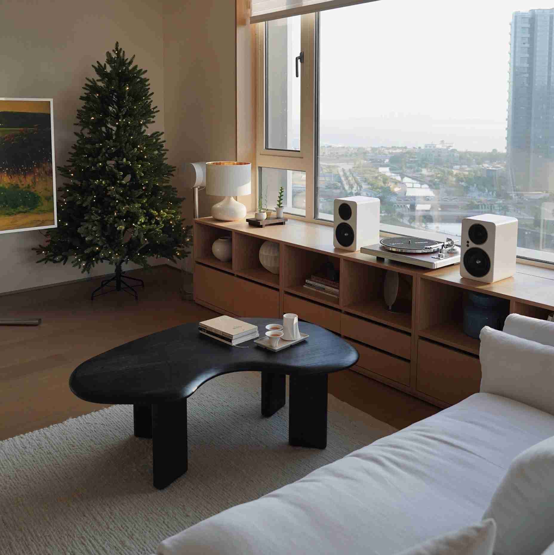 復古音響也能很摩登：2026 居家配色趨勢，用 CMF 設計化解客廳的冷冰冰科技感